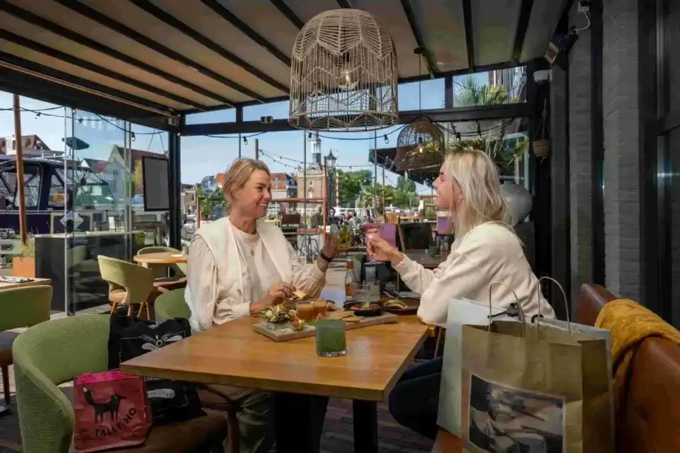 moeder en dochter op het terras bij restaurant turfmarkt